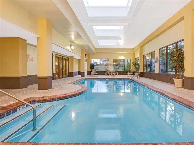 La Quinta Inn & Suites By Wyndham Mooresville Esterno foto